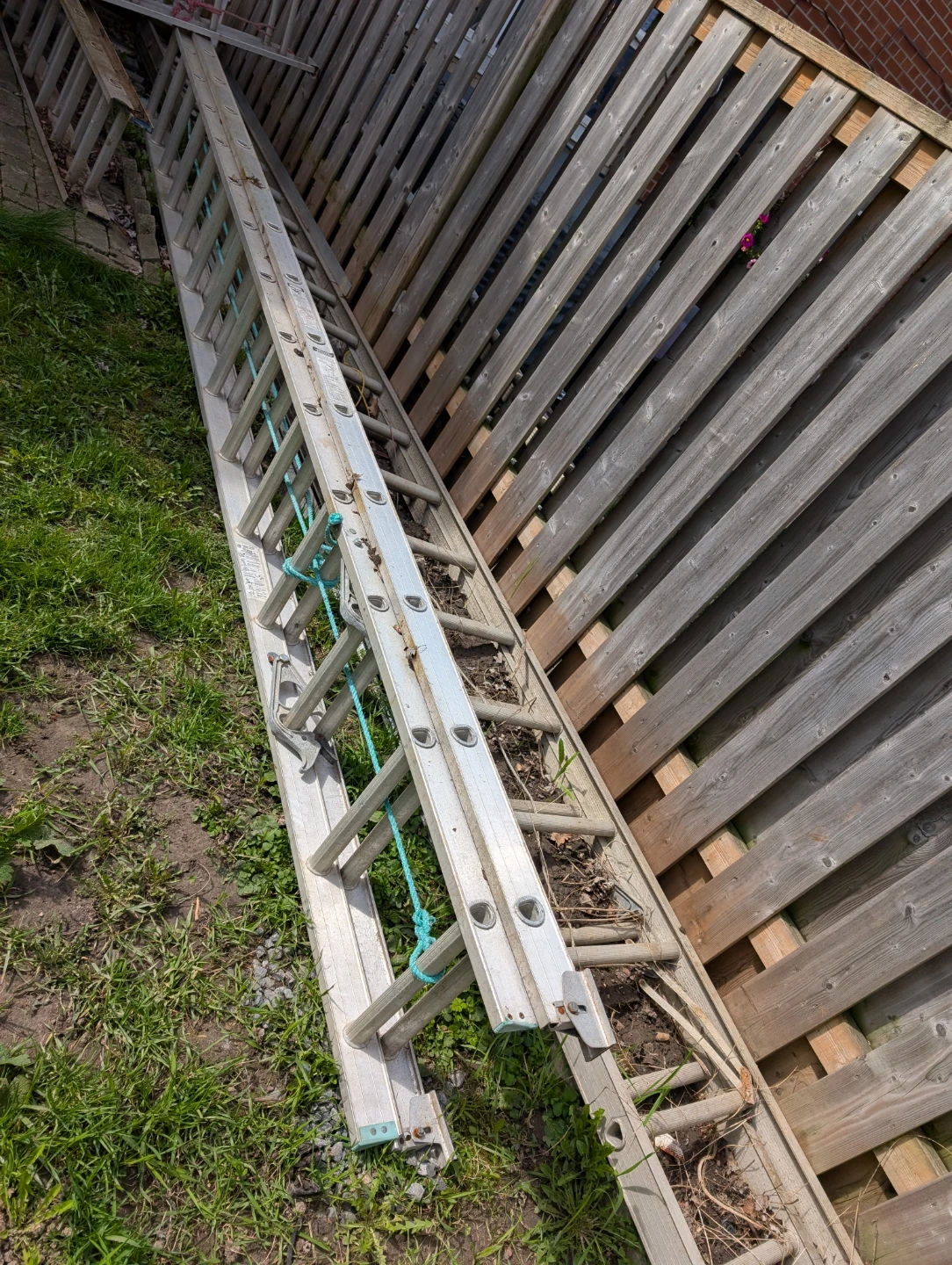 8 Ladders for$150. Featherlight Werner Aluminum Extension Ladder - photo 5