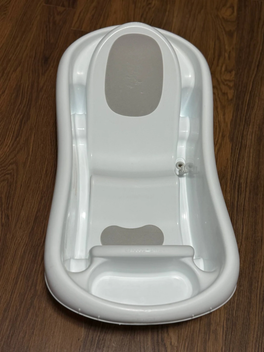 Glass bottle, manual breast pump, bath tub - photo 2