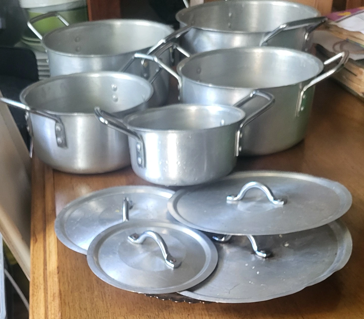 Set of 5 Aluminum Pots and Pans with Lids