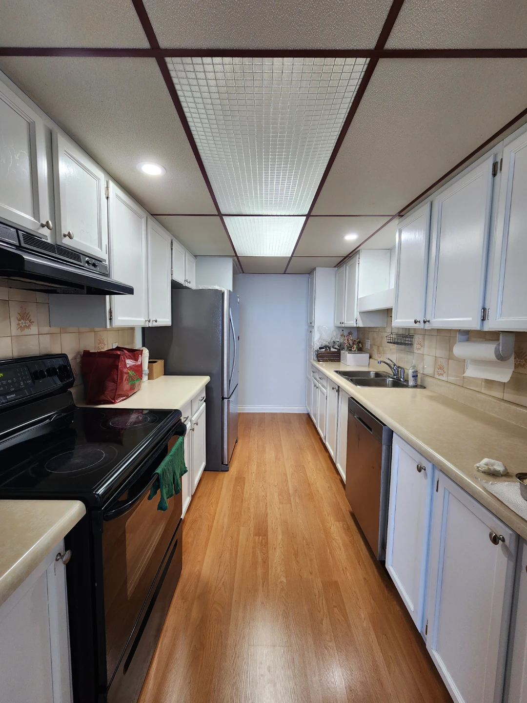Large Furnished Room + Private Solarium – Available Aug 1 - photo 3
