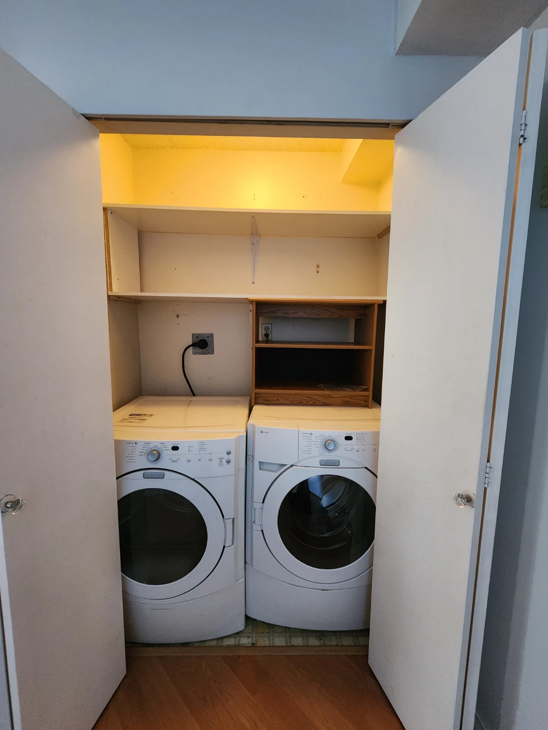 Large Furnished Room + Private Solarium – Available Aug 1 - photo 4