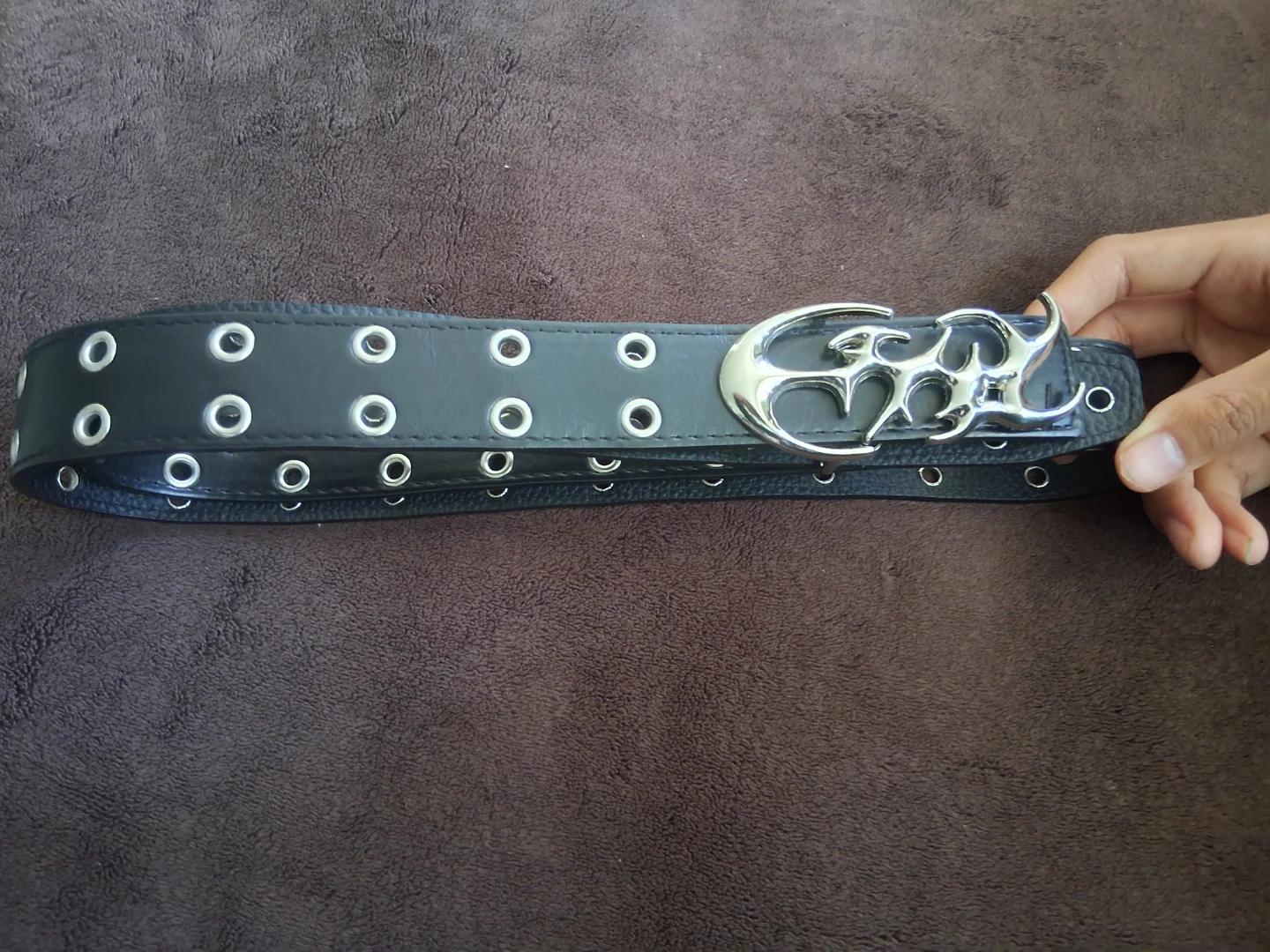 Black studded belt with silver skull buckle - photo 2