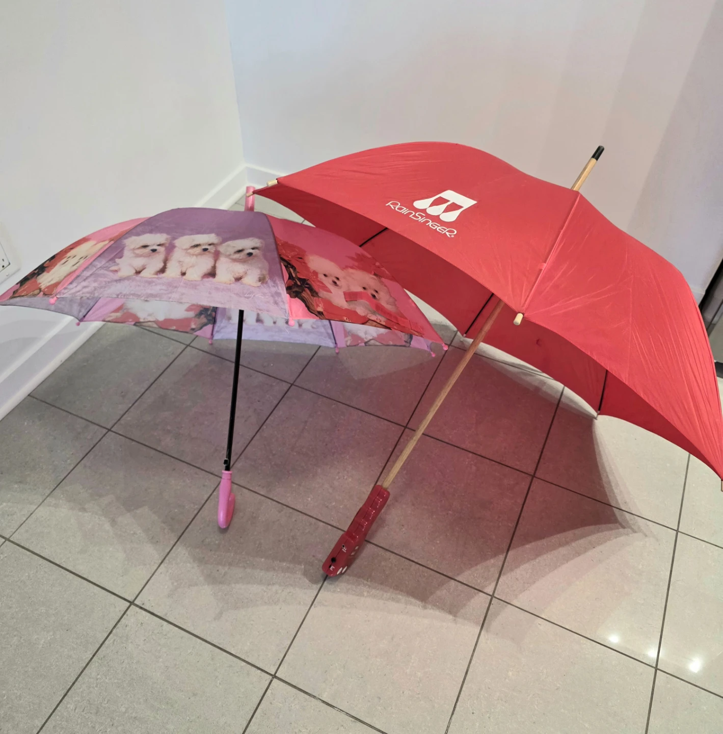 ☂️ 2 Umbrellas – Kids Umbrella + RainSinger Red Umbrella