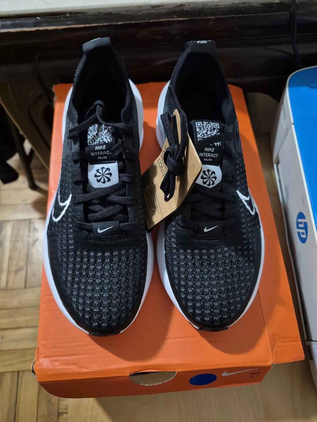 BNIB)Nike Size 7 Interact Run Wmns Running Shoes