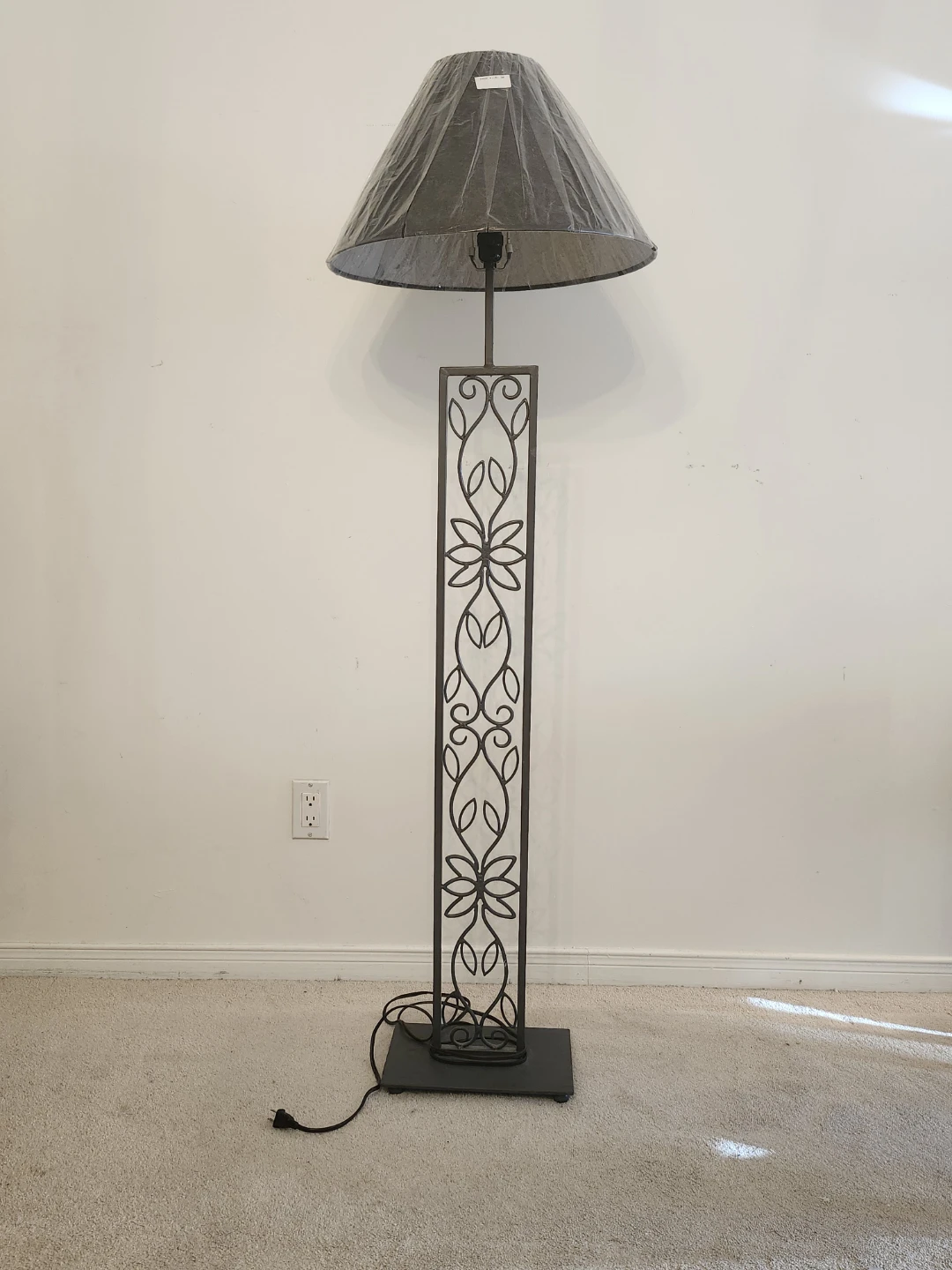 Black Metal Floor Lamp with Decorative Column - photo 4