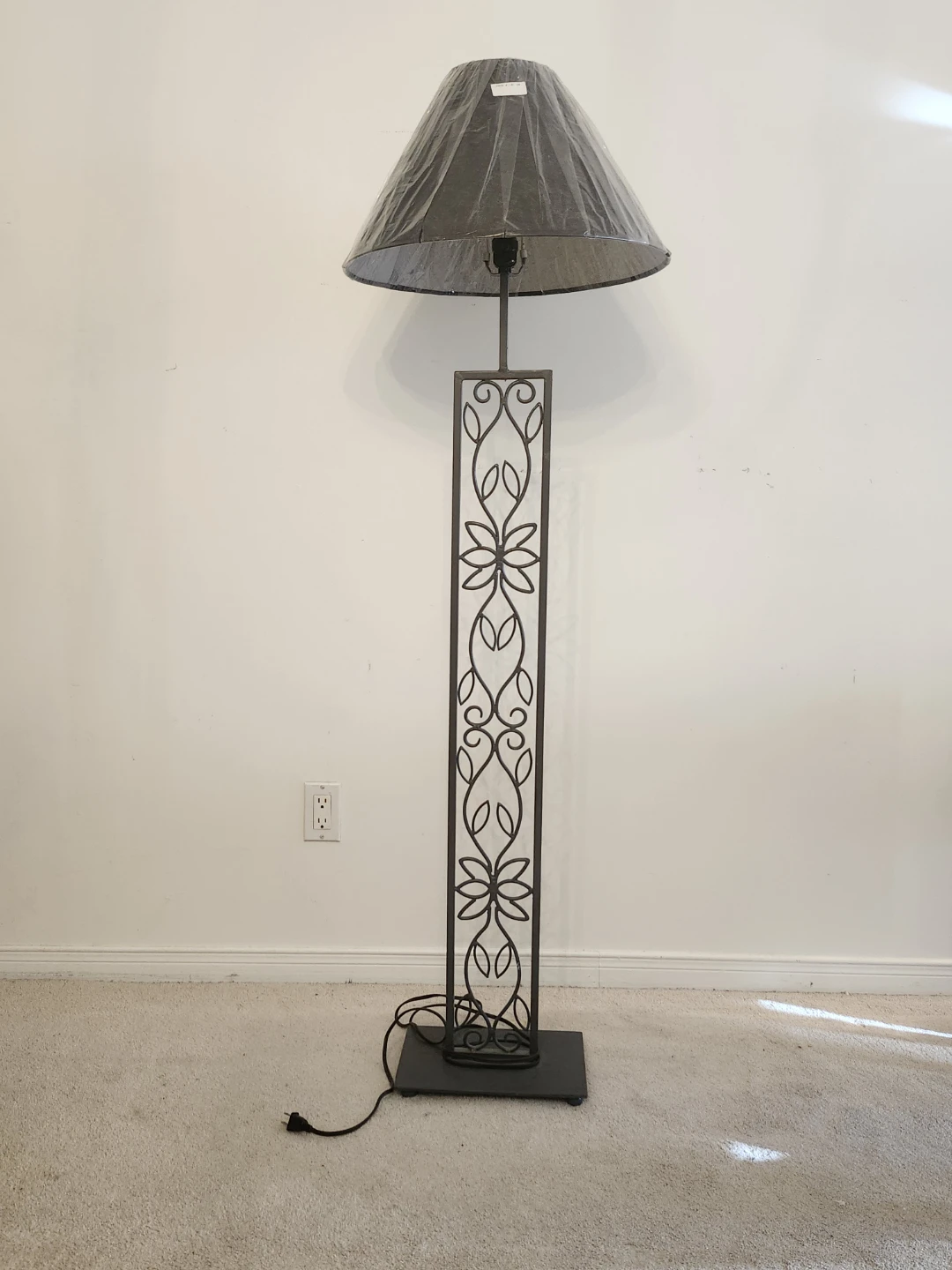 Black Metal Floor Lamp with Decorative Column - photo 5