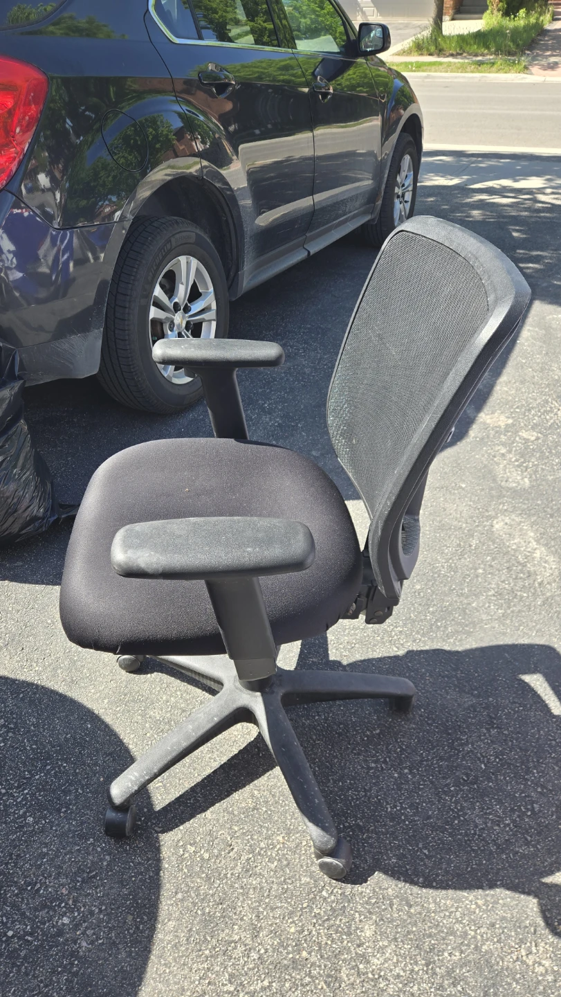 Black Mesh Office Chair - photo 2