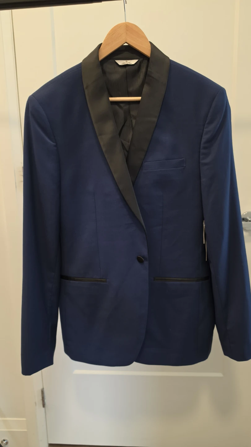 LE CHÂTEAU Blue Tuxedo Jacket with Black Lapel. Size 42 /L
