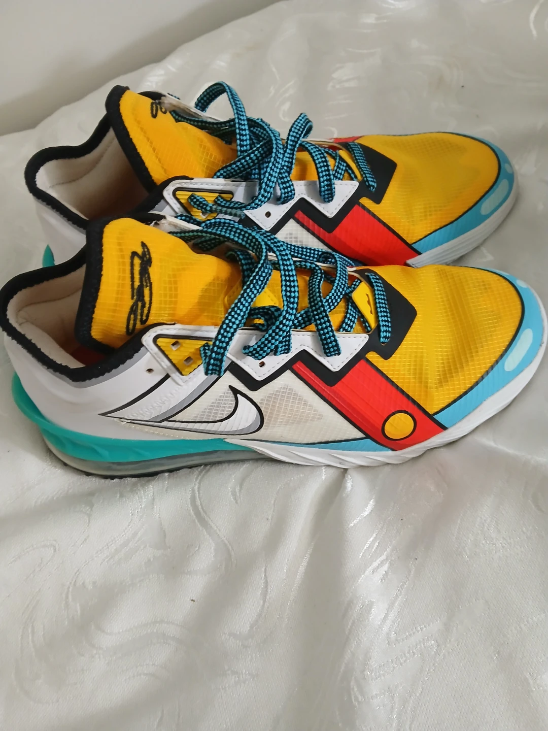 NIKE LEBRON 18 SIZE 10.5 LIKE NEW
