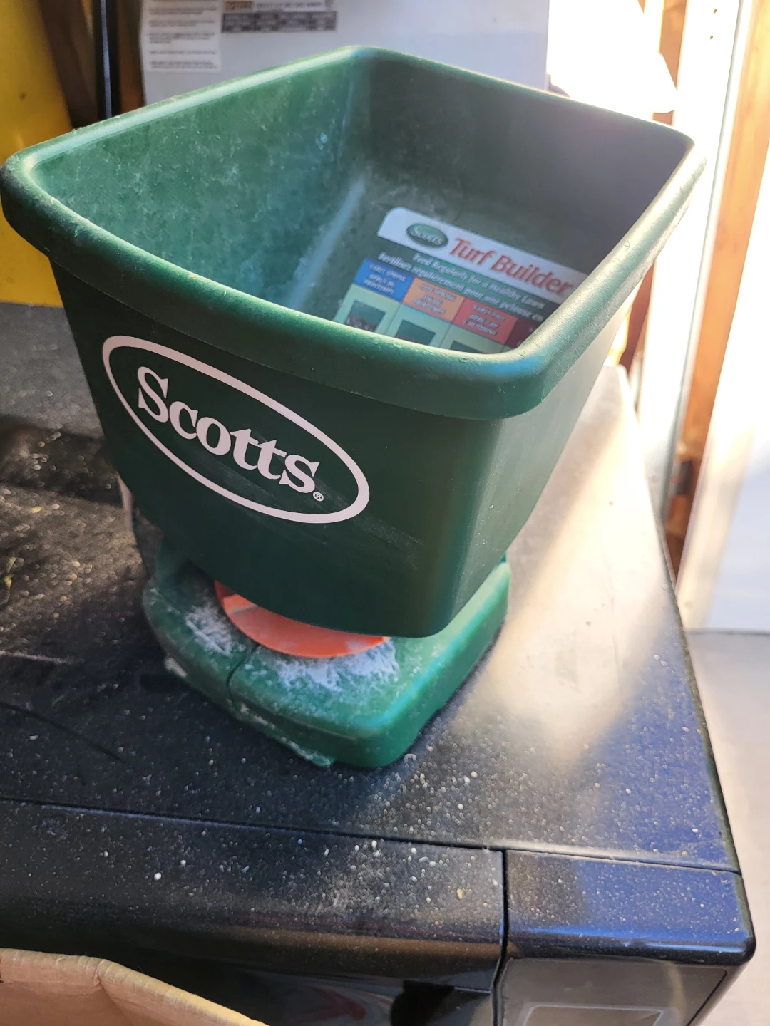 Scotts Easy Hand-Held Turf Builder Spreader Tool