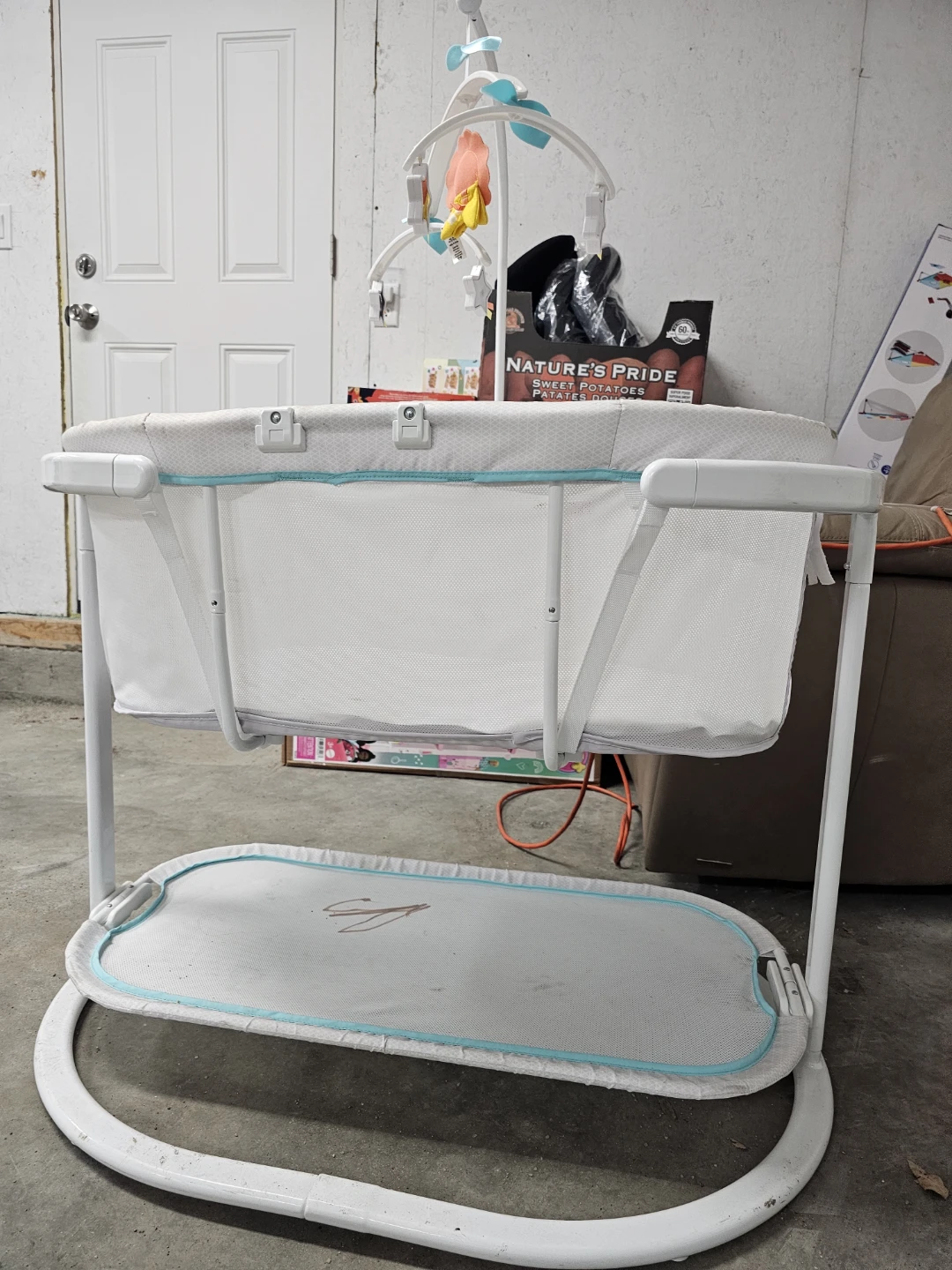 Fisher-Price Bassinet with Mobile - photo 2