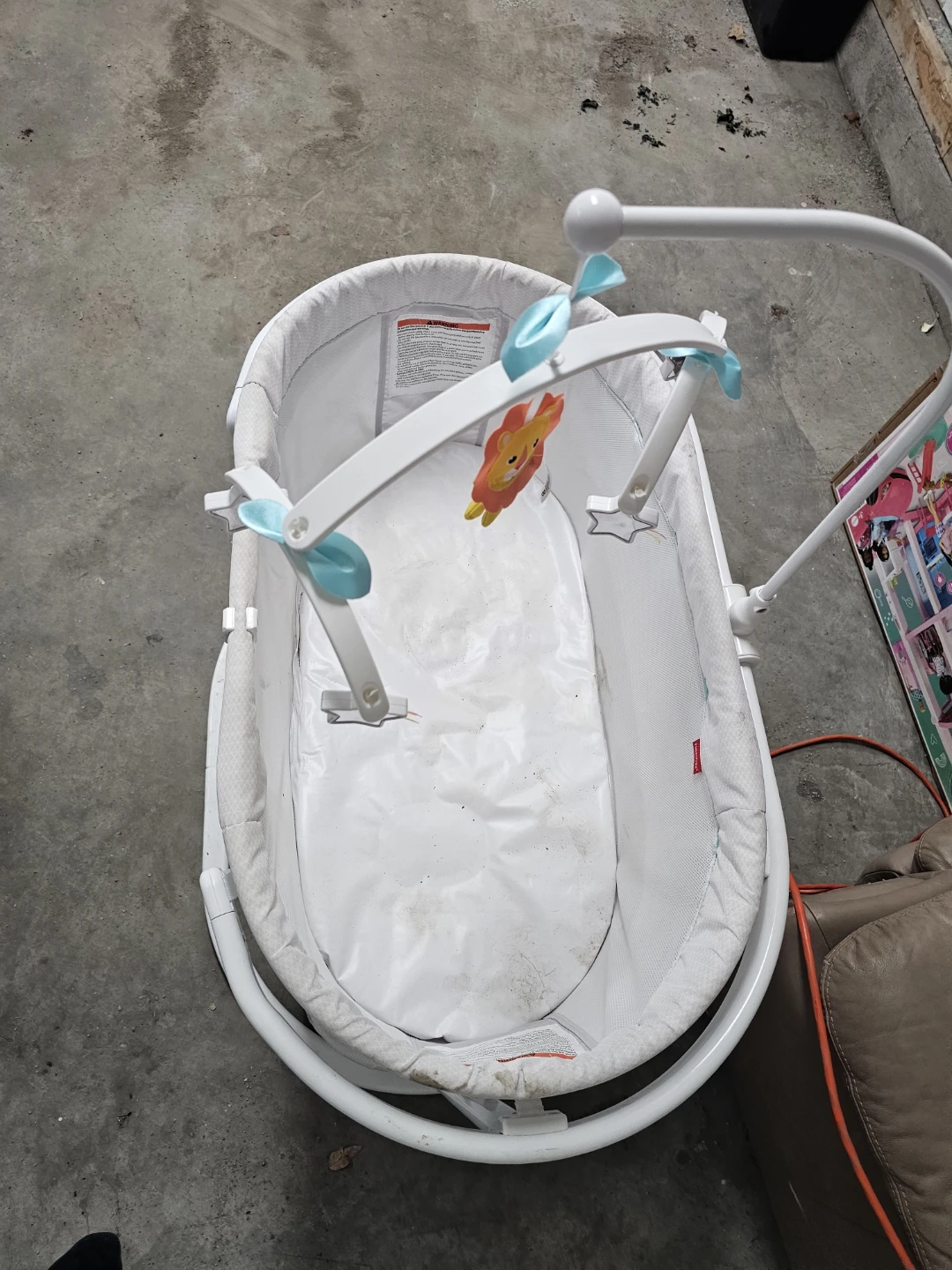Fisher-Price Bassinet with Mobile - photo 3