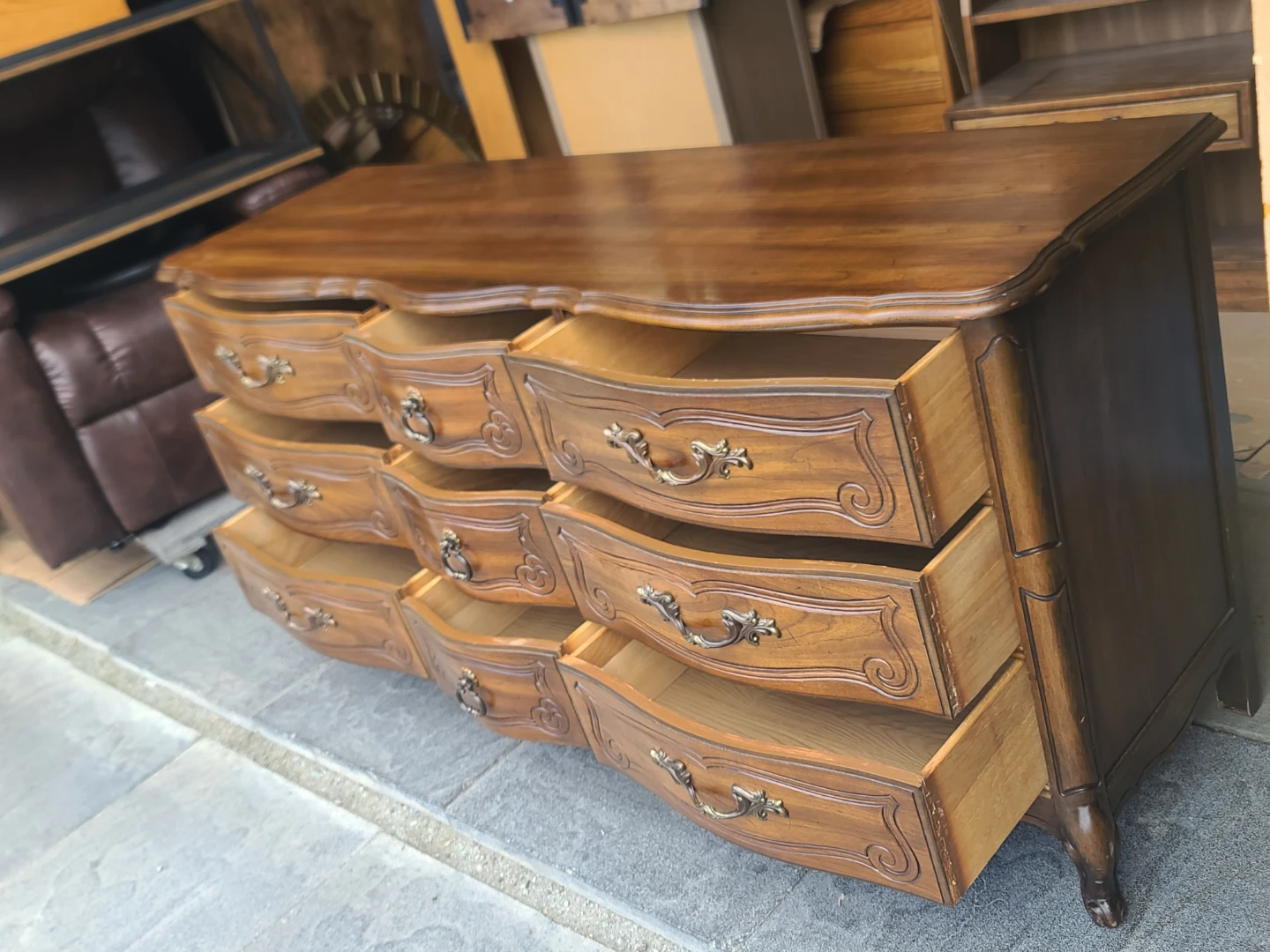 FRENCH PROVINCIAL 9 DRAWER DRESSER - photo 4