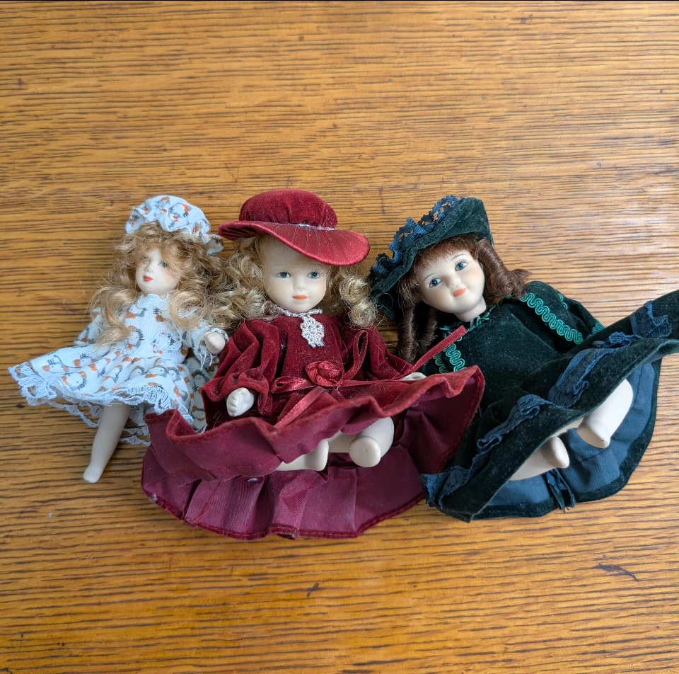 3 Vintage Small Porcelain Dolls - photo 2