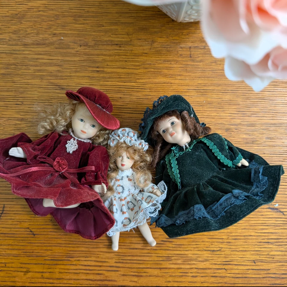 3 Vintage Small Porcelain Dolls - photo 3
