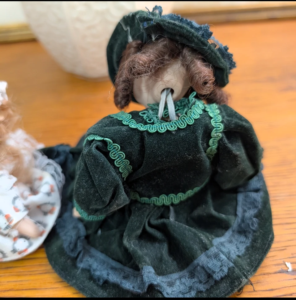 3 Vintage Small Porcelain Dolls - photo 5