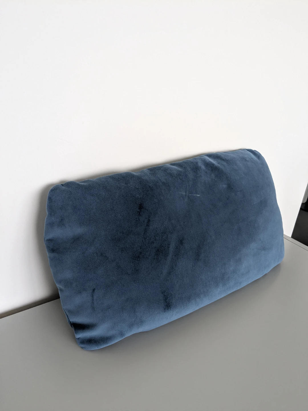 Free blue velvet cushion