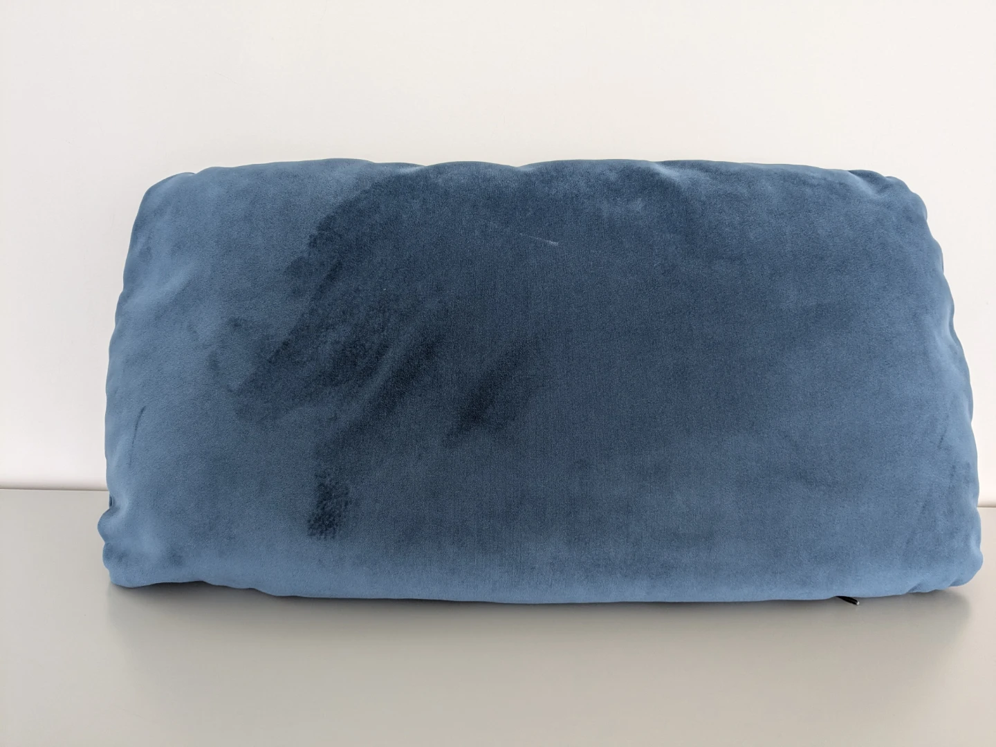 Free blue velvet cushion - photo 2