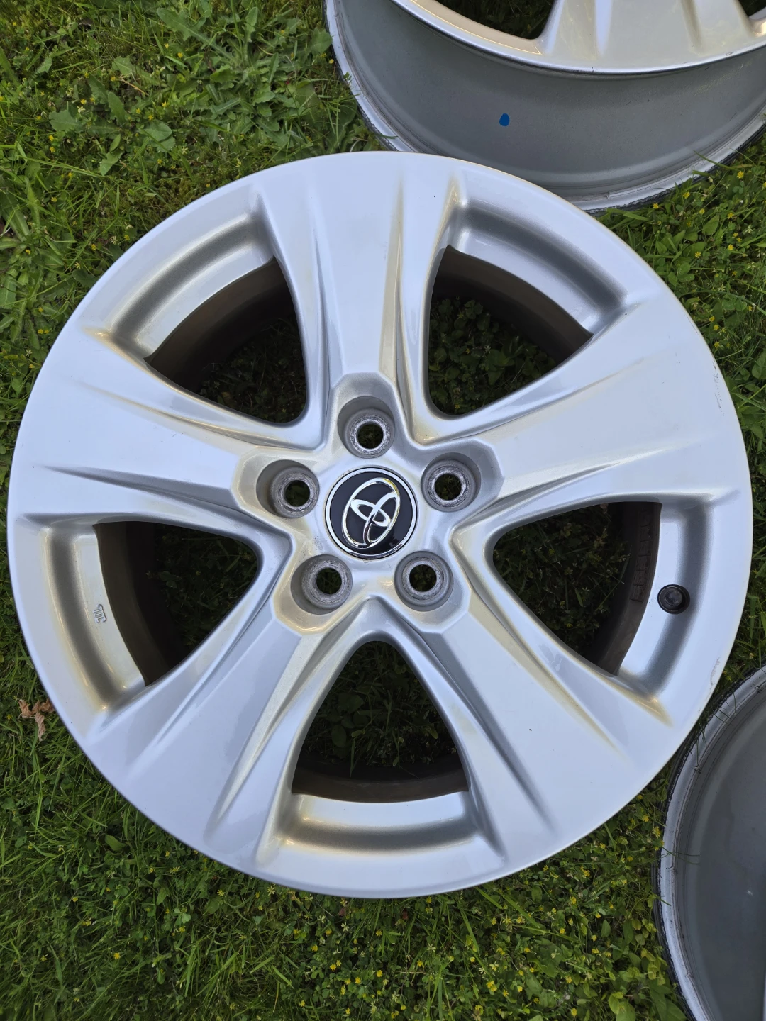 Set of 17" Toyota Silver Alloys - photo 3
