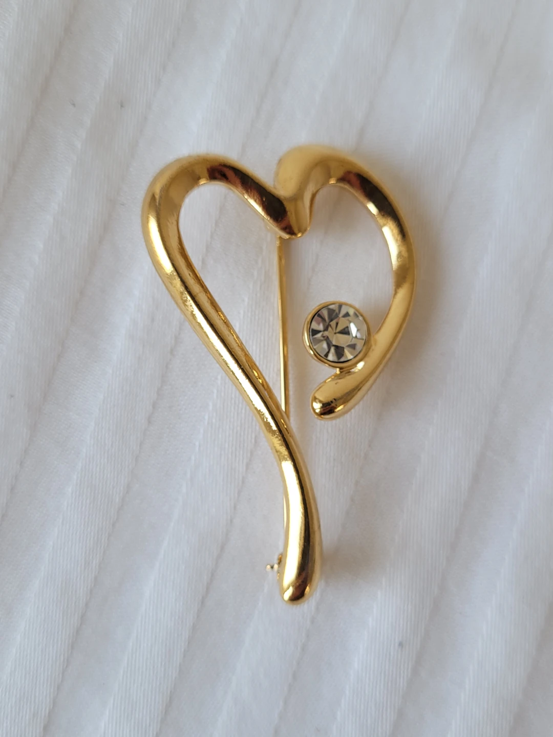 Gold tone heart brooch with crystal accent - photo 2
