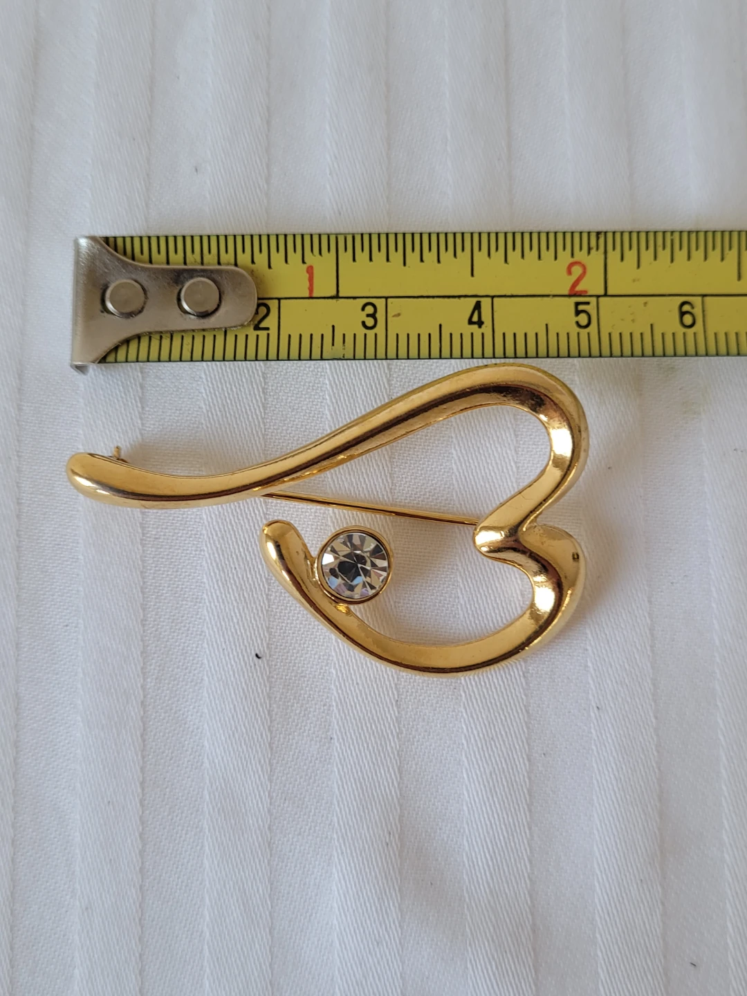 Gold tone heart brooch with crystal accent - photo 3
