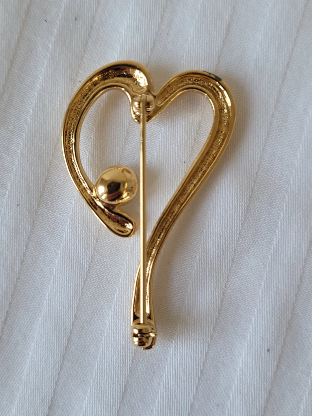 Gold tone heart brooch with crystal accent - photo 4