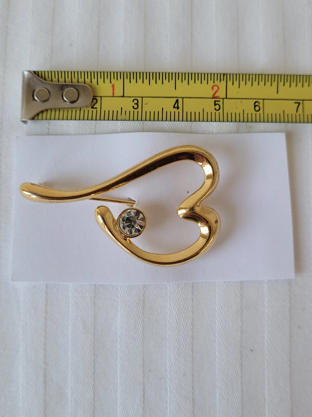 Gold tone heart brooch with crystal accent - photo 5