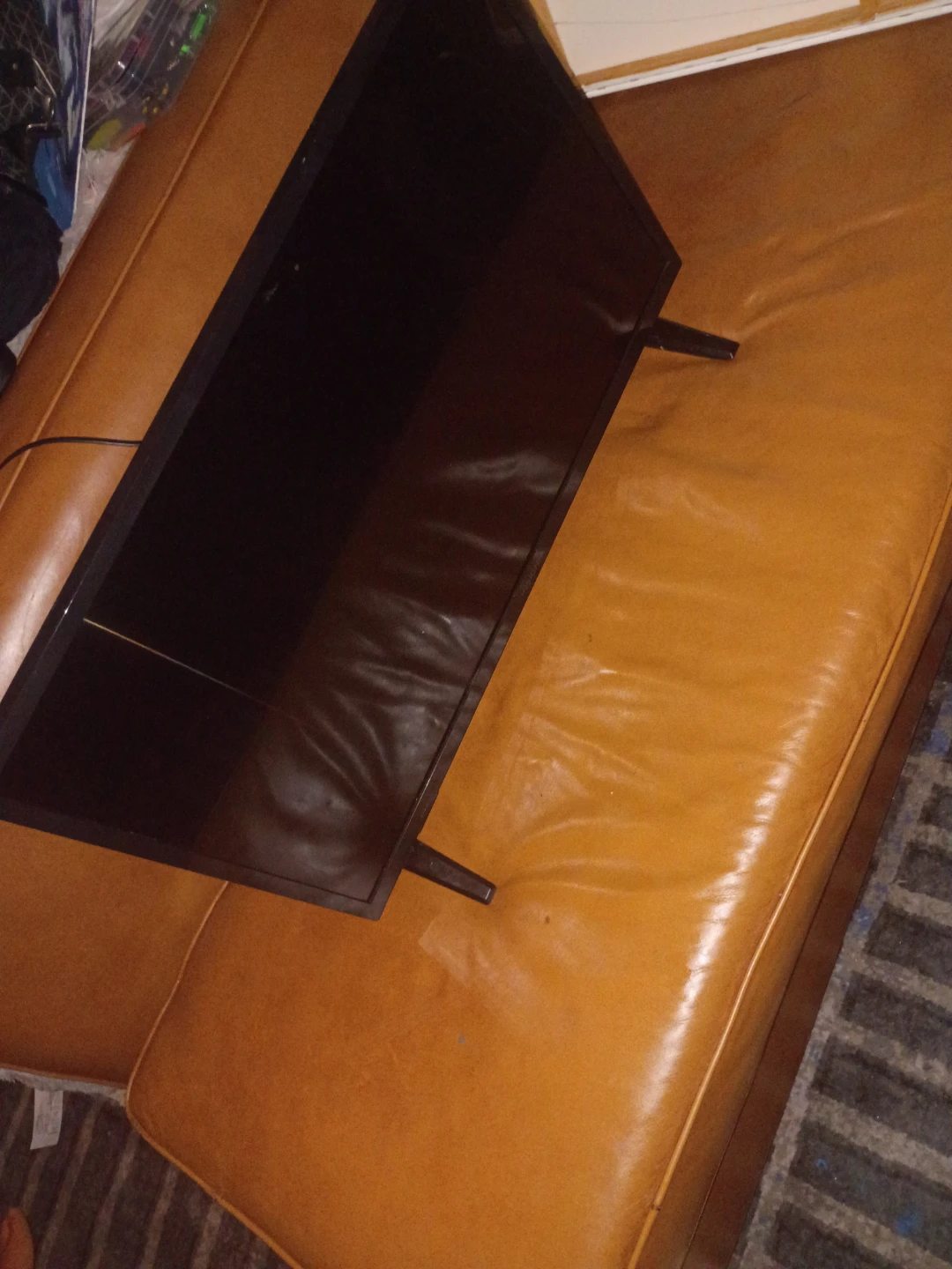 Insignia 32" HD Smart TV - photo 2