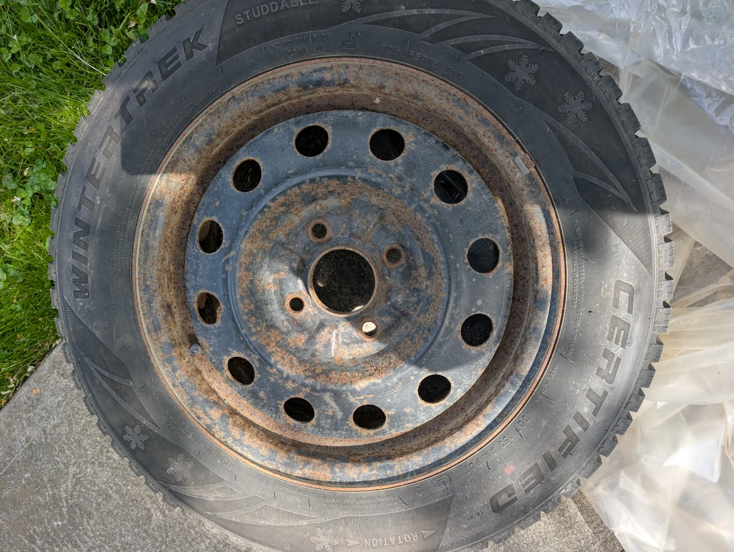 4 x 195/65R15 Winter Tires with Rims - photo 2