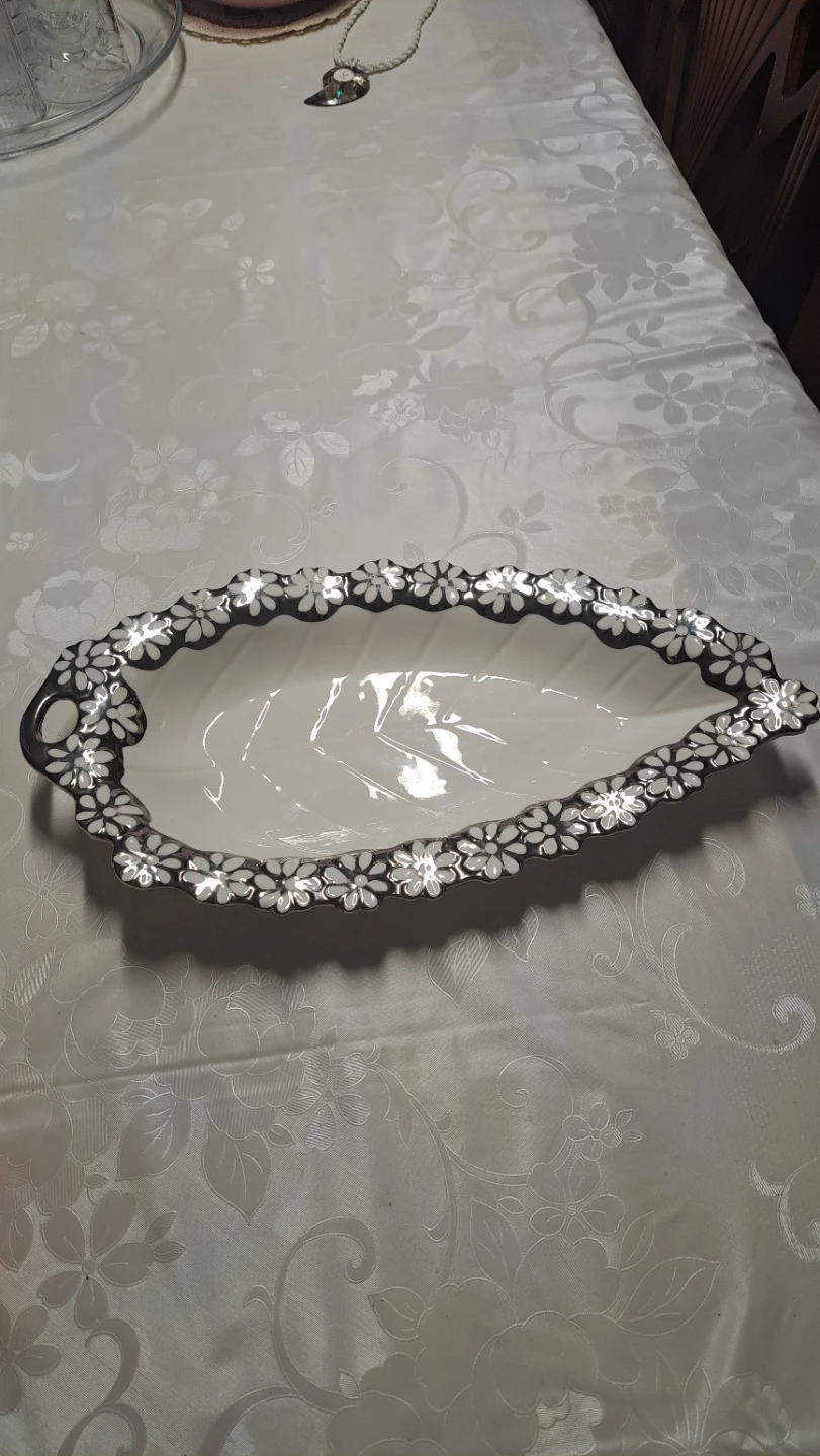 Leaf-shaped serving dish with floral trim