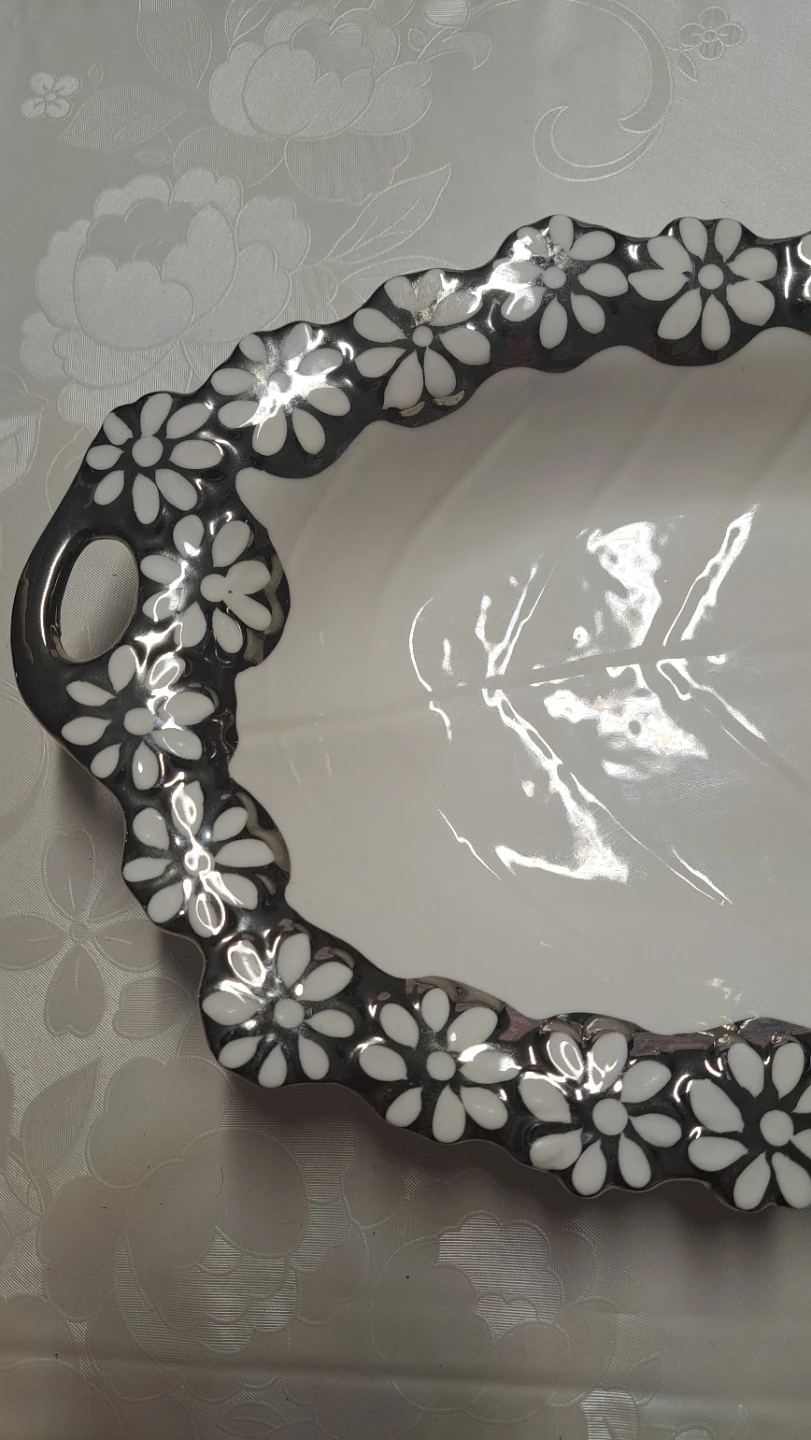 Leaf-shaped serving dish with floral trim - photo 2