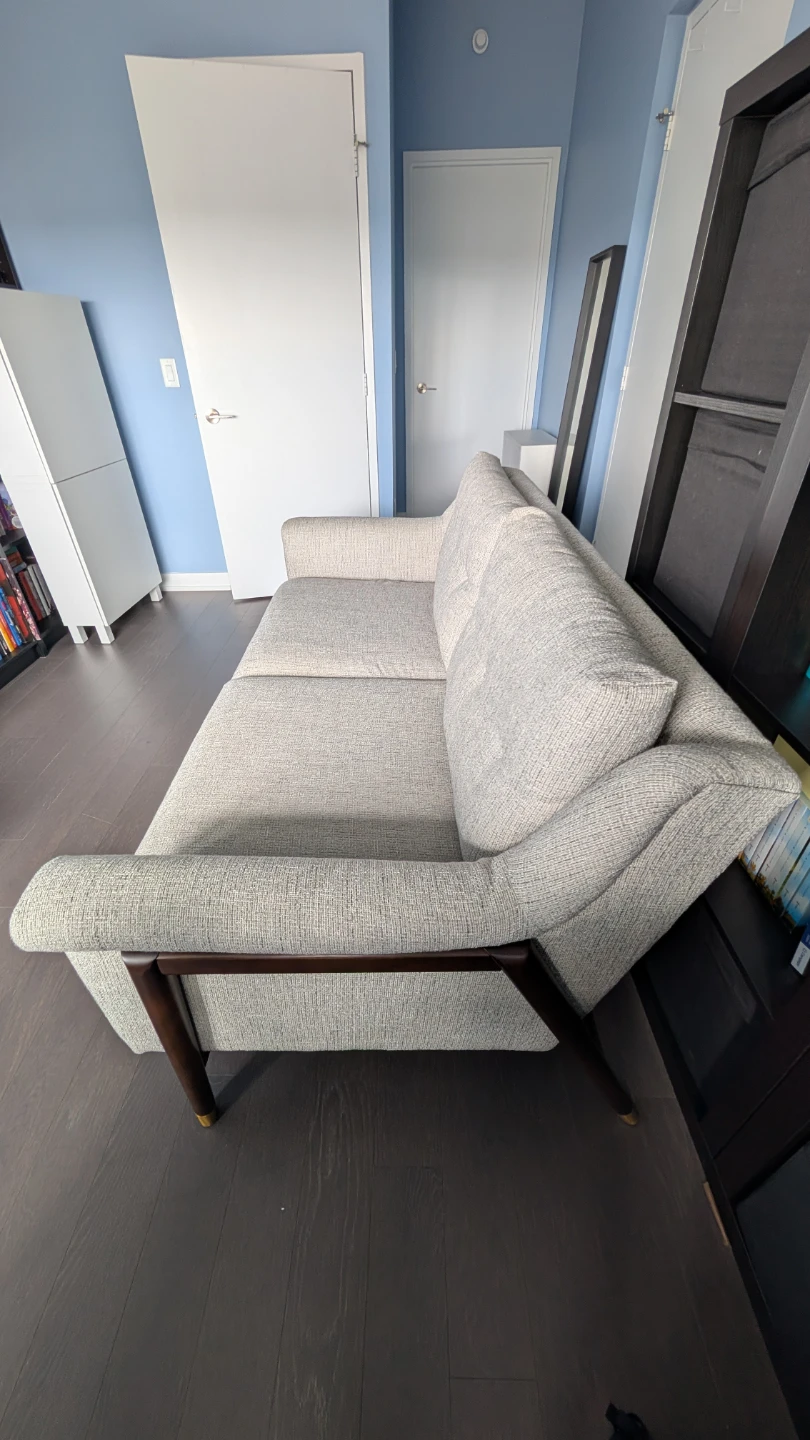 Two-seater sofa with wooden legs - photo 2