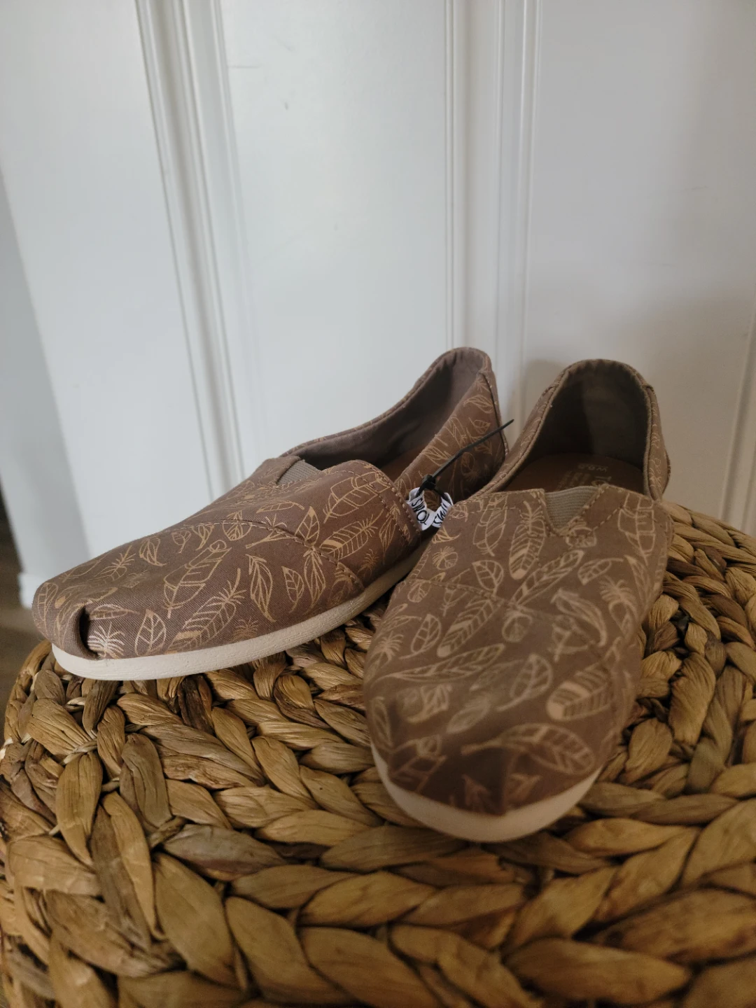 TOMS Women's Shoes Size 6.5 Tan Feather Print Slip-Ons