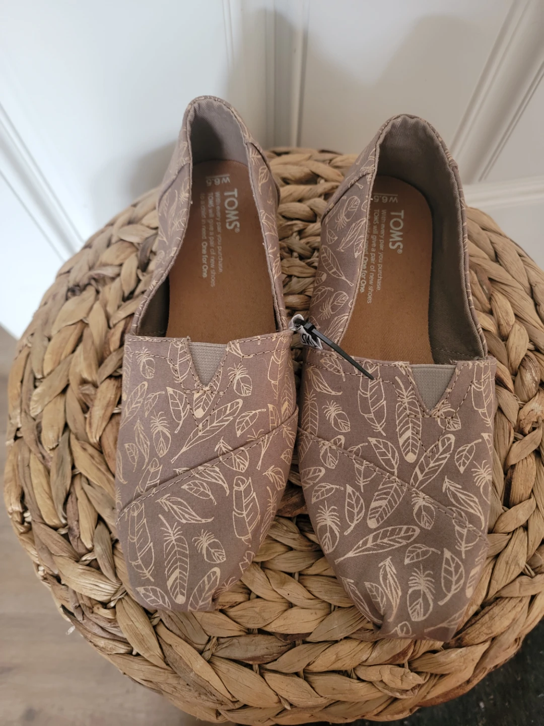 TOMS Women's Shoes Size 6.5 Tan Feather Print Slip-Ons - photo 2