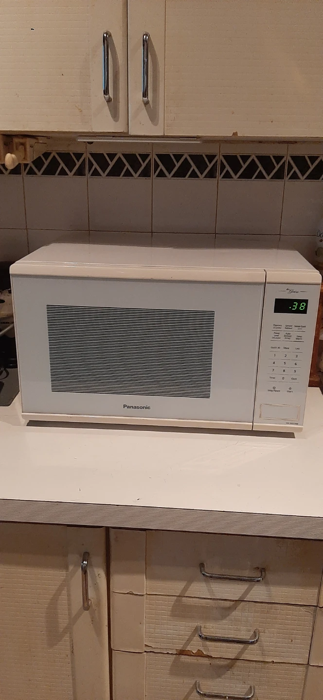 Panasonic White Countertop Microwave READ DESCRIPTION ON SIZE