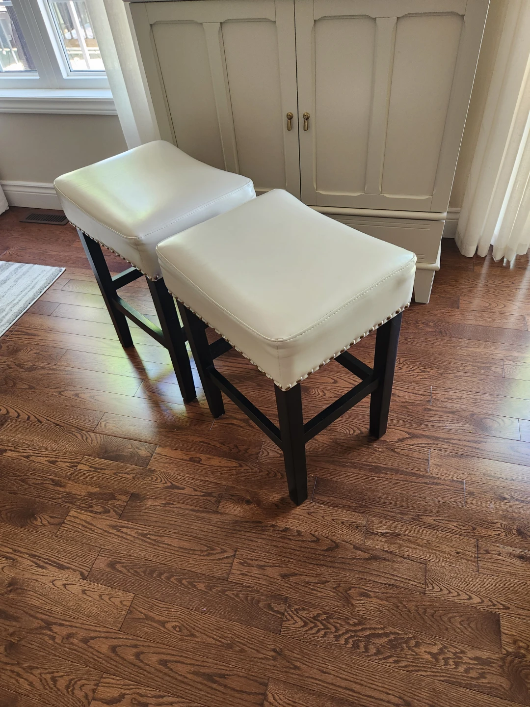 Pair of white leatherette bar stools - photo 3