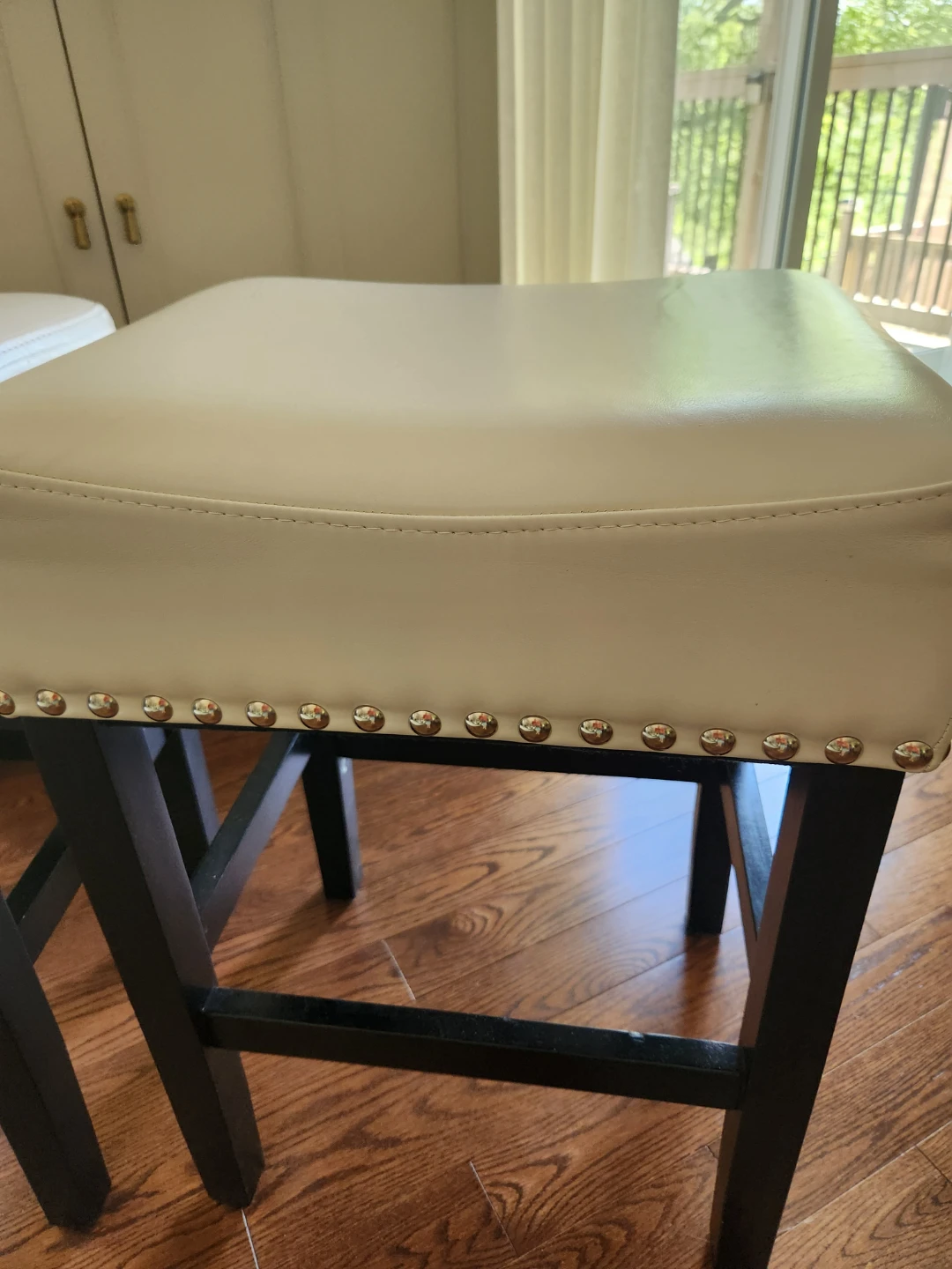 Pair of white leatherette bar stools - photo 4