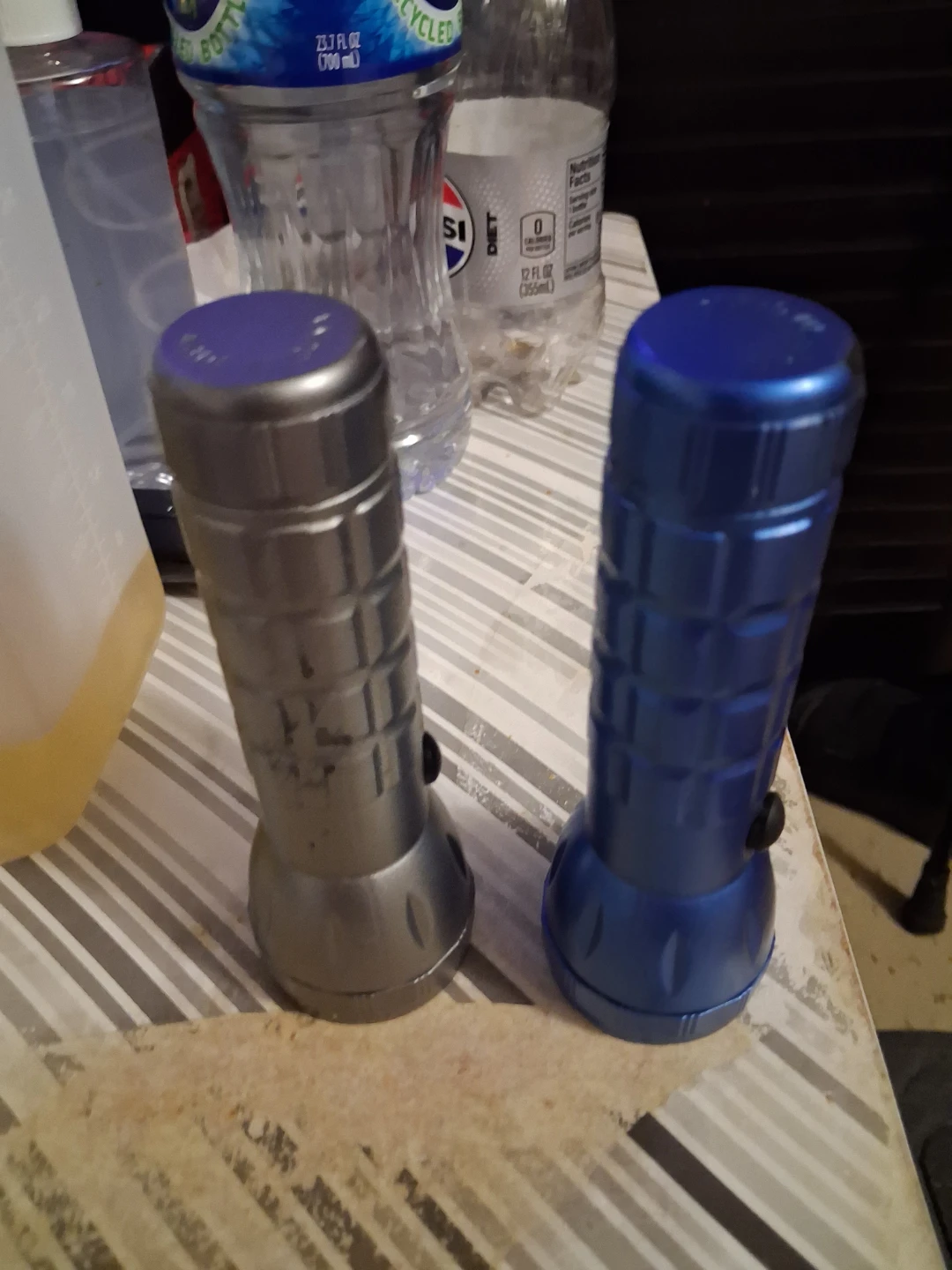2 FLASHLIGHTS IN GREAT CONDITION GRAY AND BLUE3