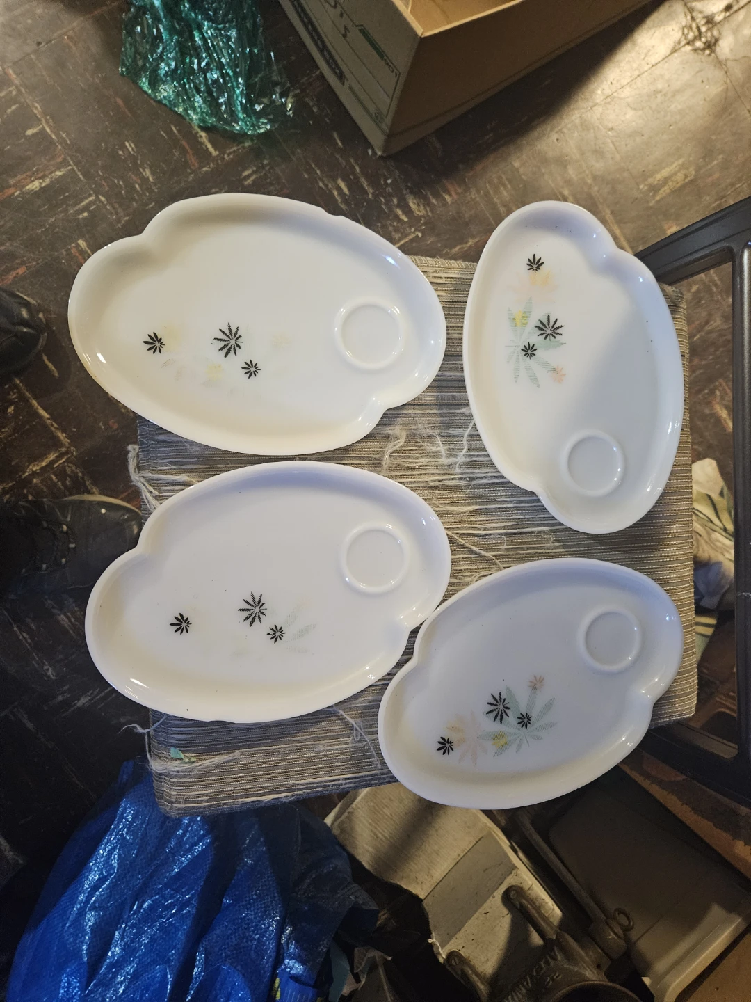 Set of 4 Vintage Milk Glass Snack Plates with Floral Design - photo 4