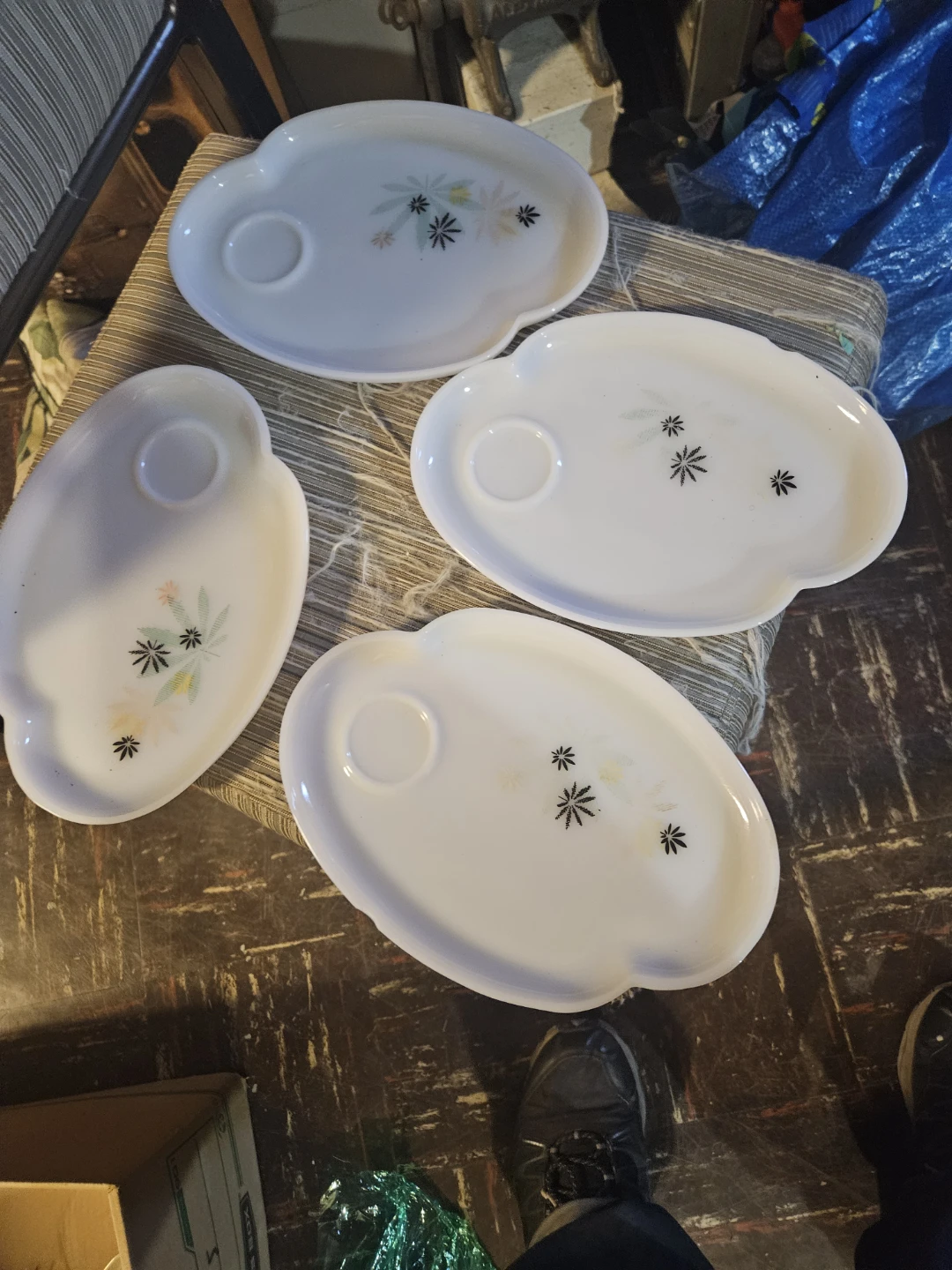 Set of 4 Vintage Milk Glass Snack Plates with Floral Design - photo 5