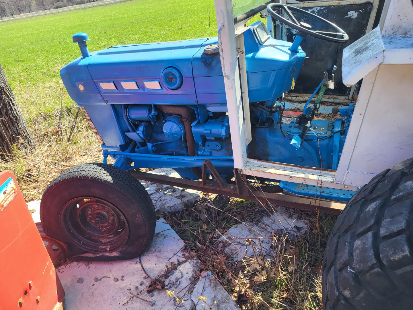 British Ford 3000 Gas Tractor - photo 2