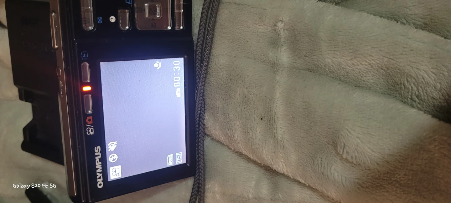 Olympus FE-20 Digital Camera with Charger