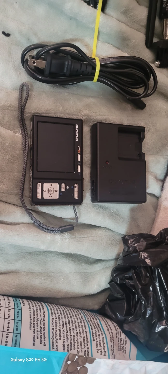Olympus FE-20 Digital Camera with Charger - photo 2