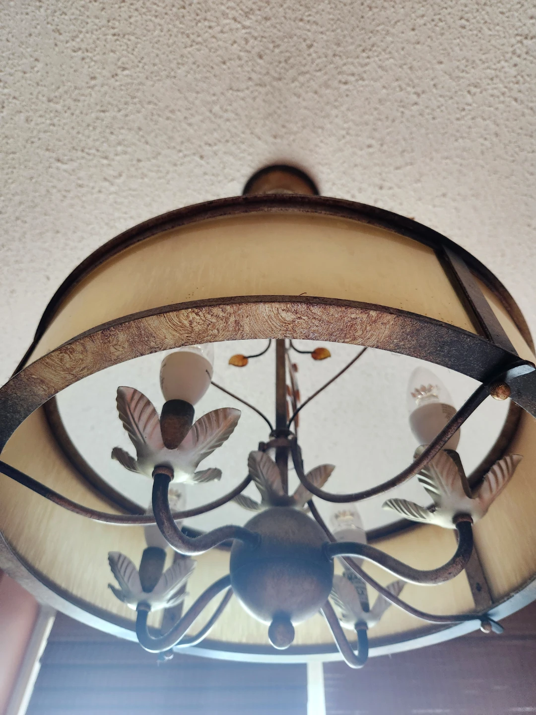 Chandelier with decorative leaf accents - photo 2