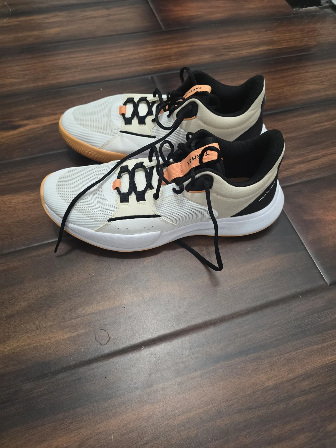 Basketball shoes