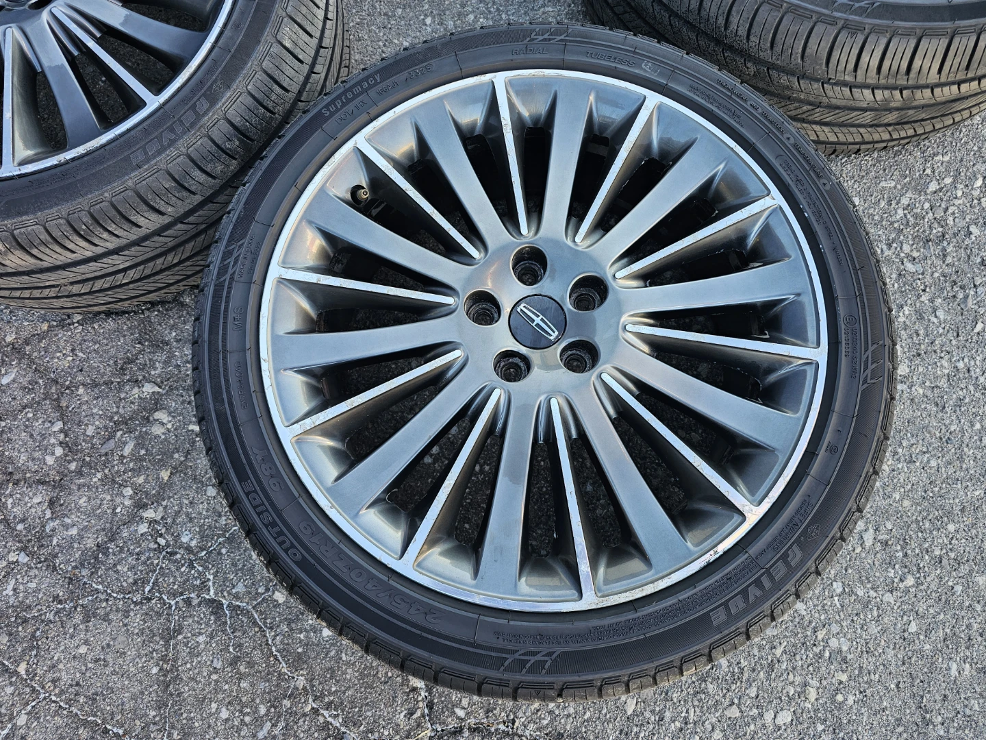 LINCOLN MKZ O.E.M RIMS AND ALL SEASON TIRES 245/40 R19 - photo 4