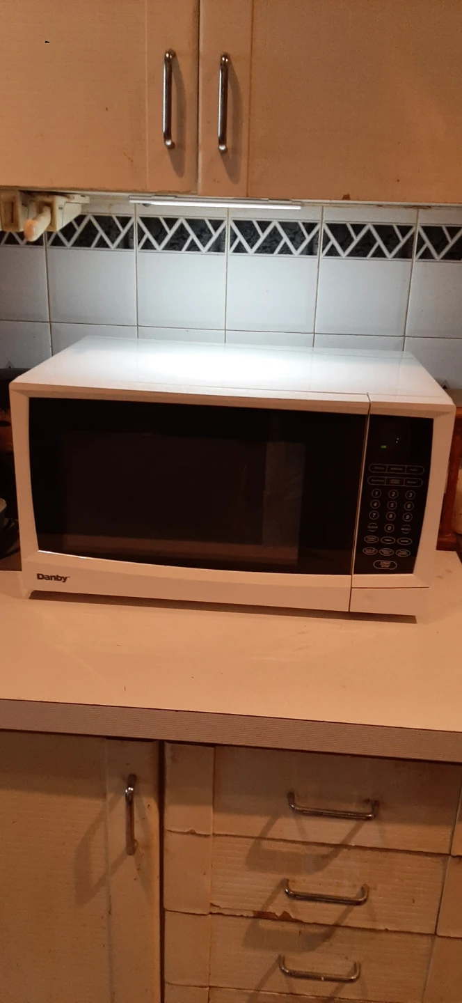 Danby White Countertop Microwave READ DESCRIPTION ON SIZE