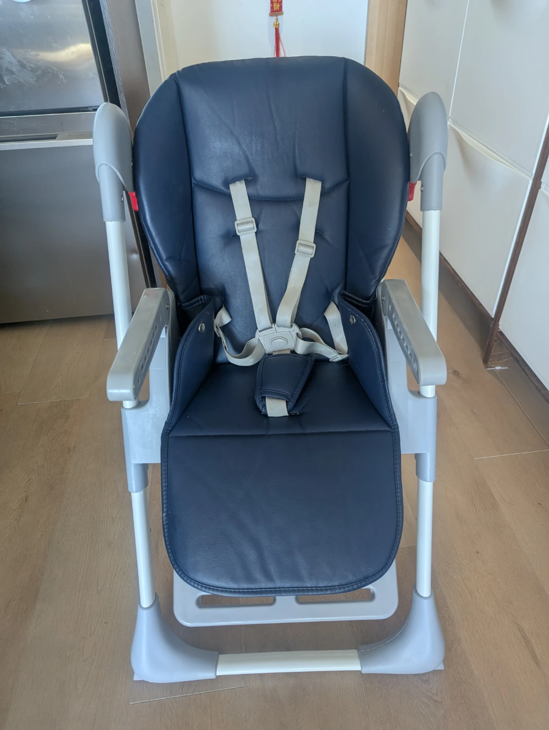 Baby High Chair and feeding bibs - photo 2