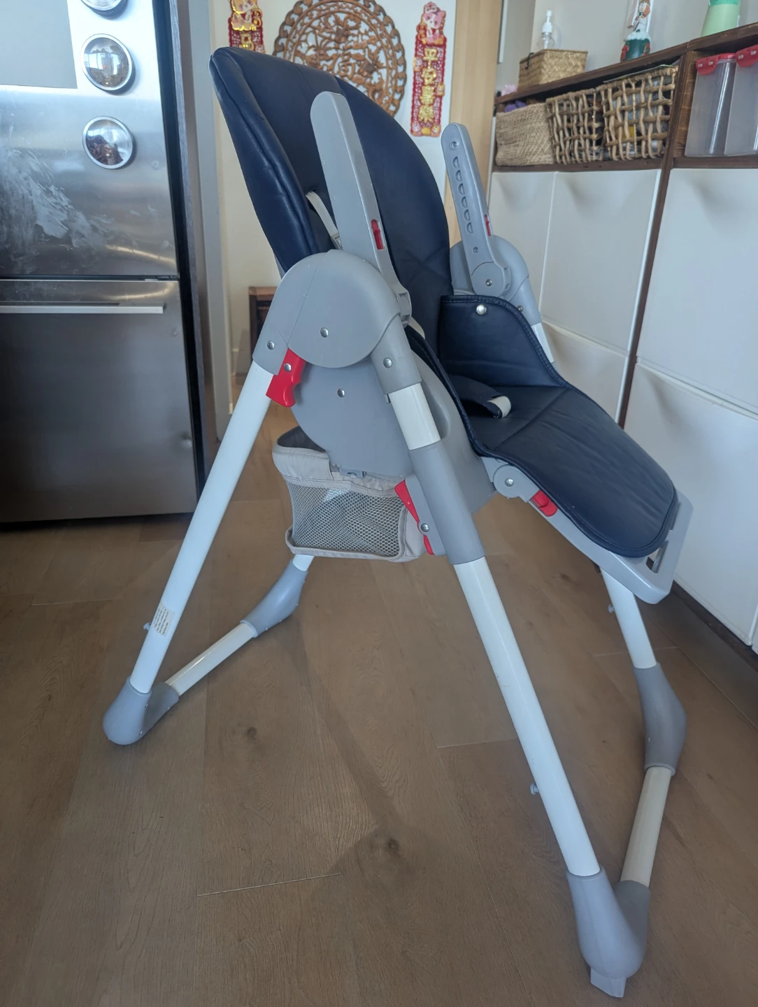 Baby High Chair and feeding bibs - photo 4