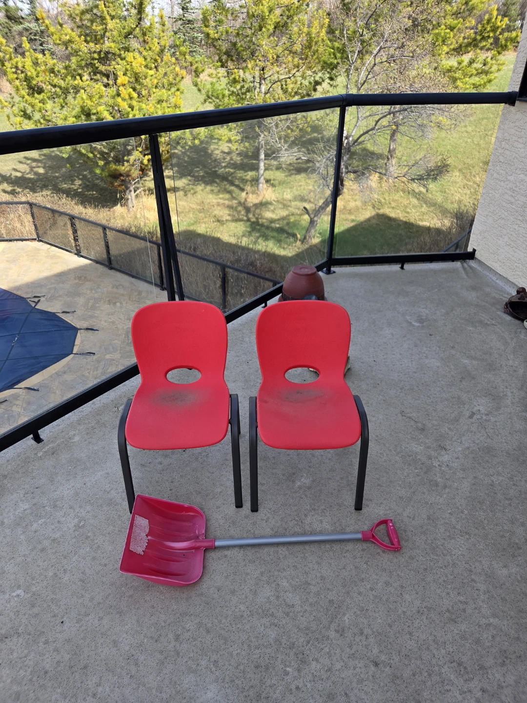 2 small red chairs